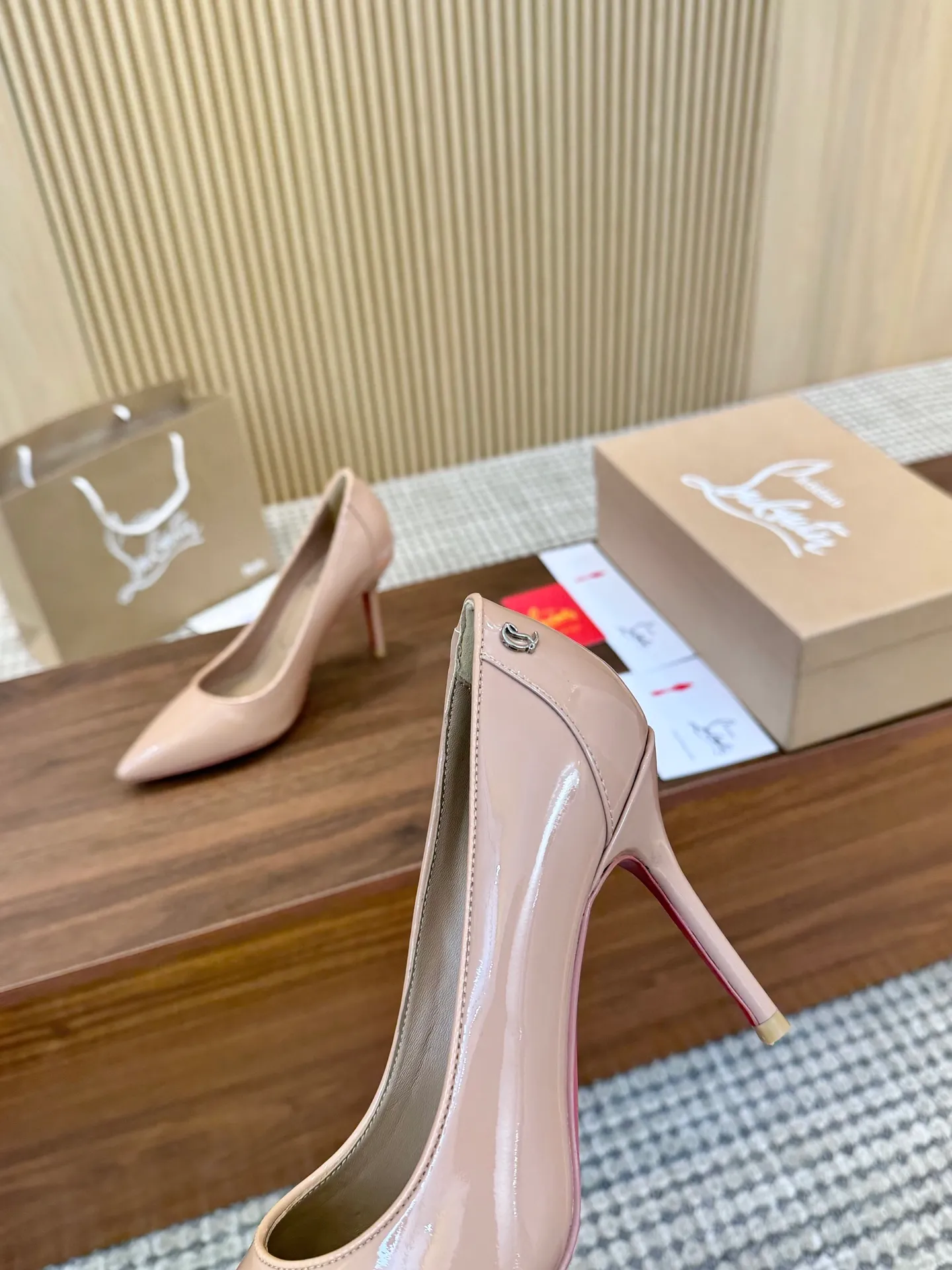 👟👟Ex-factory price 480👟👟 Genuine leather sole +40 Year-round shipment💝Christian Louboutin CL👠 "Patent Leather Hemming Craft Series" Noble and luxurious, real blingbling👟👟 Real materials, all customized by the pattern maker, and the materials are made of original customized materials to achieve the taste of the original 5 color options💍Upper: Imported👉cow patent leather💪 Lining: Sheepskin foot pad/lining Size: 34-40.41.42 Heel height: two options: 10.5cm and 8.5cm